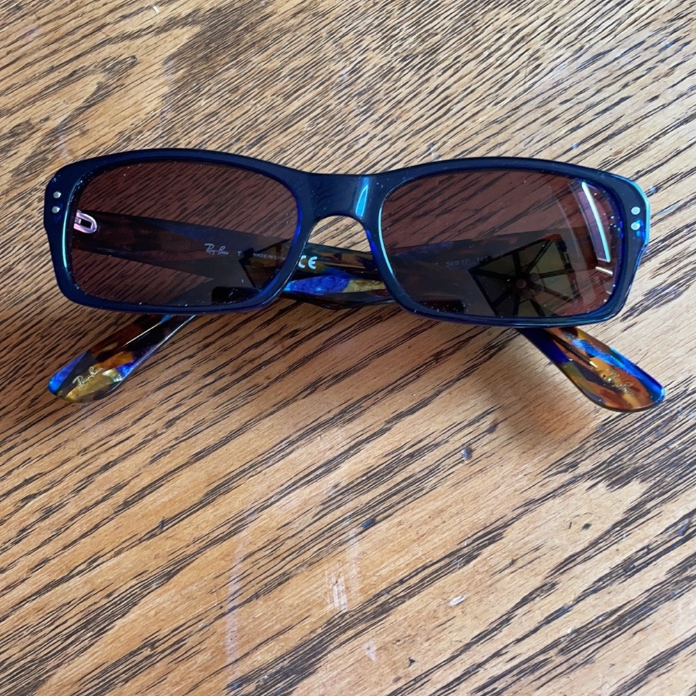 Ray Ban vintage sunglasses preowned in good cond. i will include a sunglass case